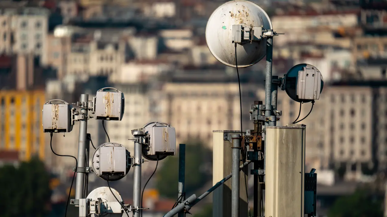 Antenas de telecomunicaciones instaladas en la azotea de un edificio de Estambul.