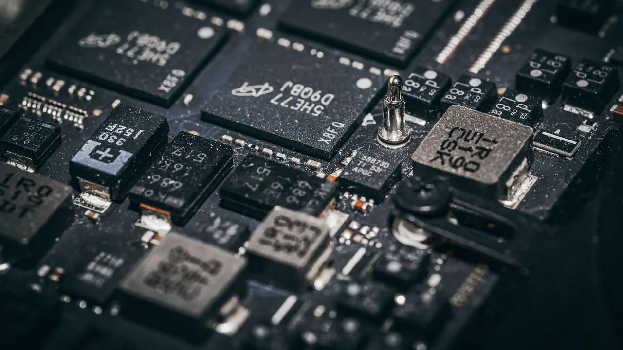 Eine Makroaufnahme von Mikrochips, die auf eine Platine gelötet sind.