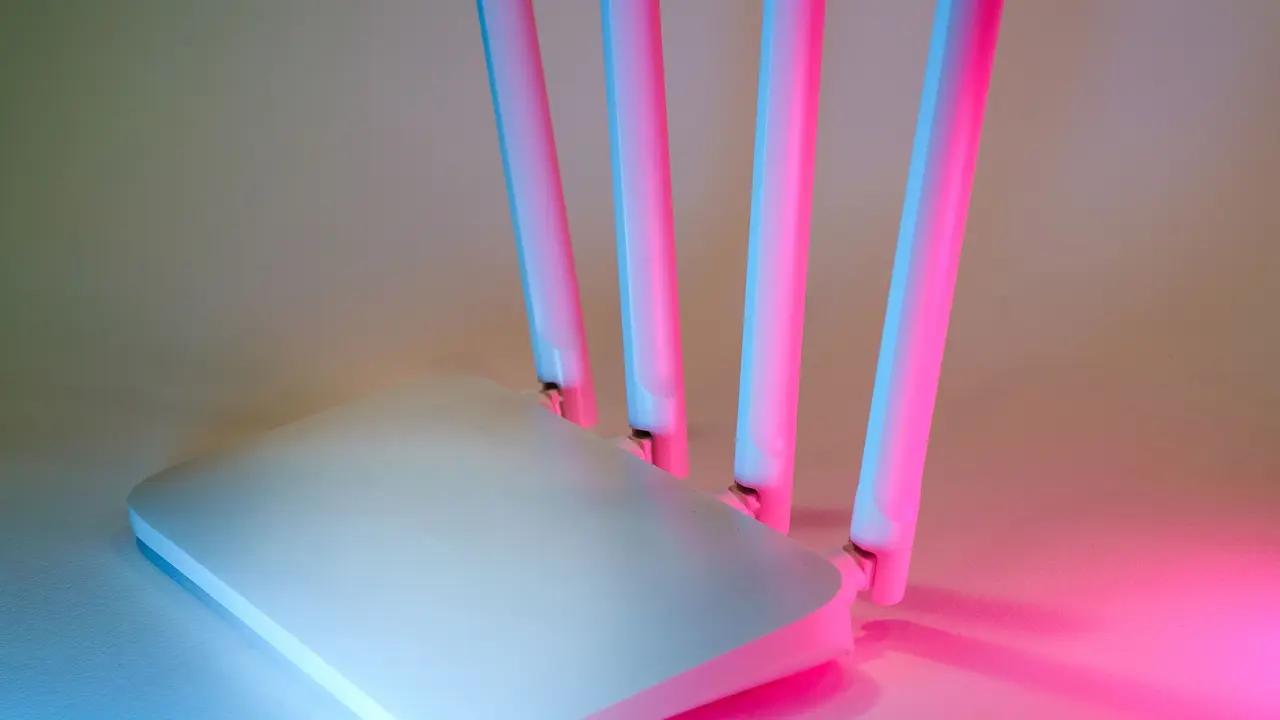 Ein tragbarer WLAN-Router, angestrahlt von farbigem Licht.